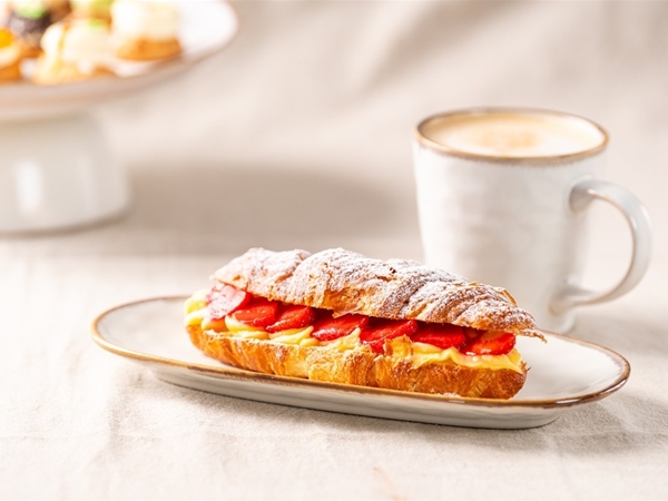 Roomcroissant met aardbeien